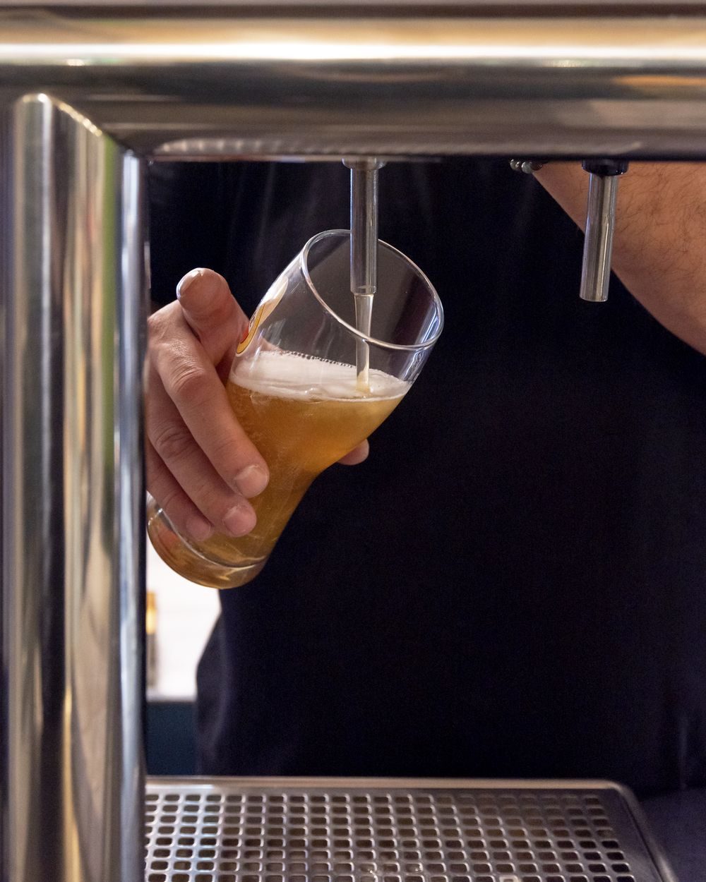 Birra alla spina versata al bancone