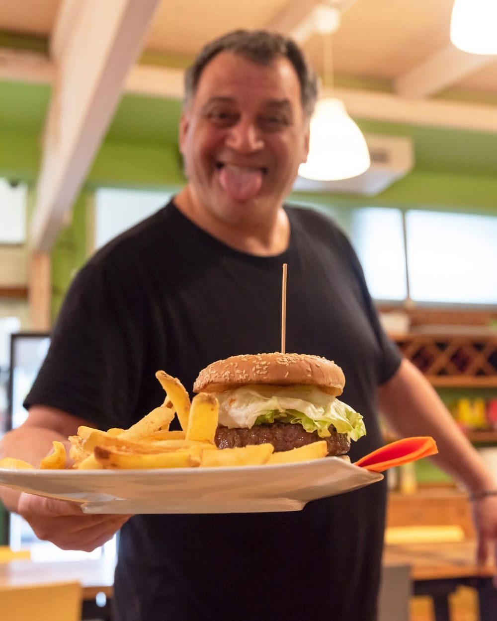 Hamburger con patatine servito al tavolo