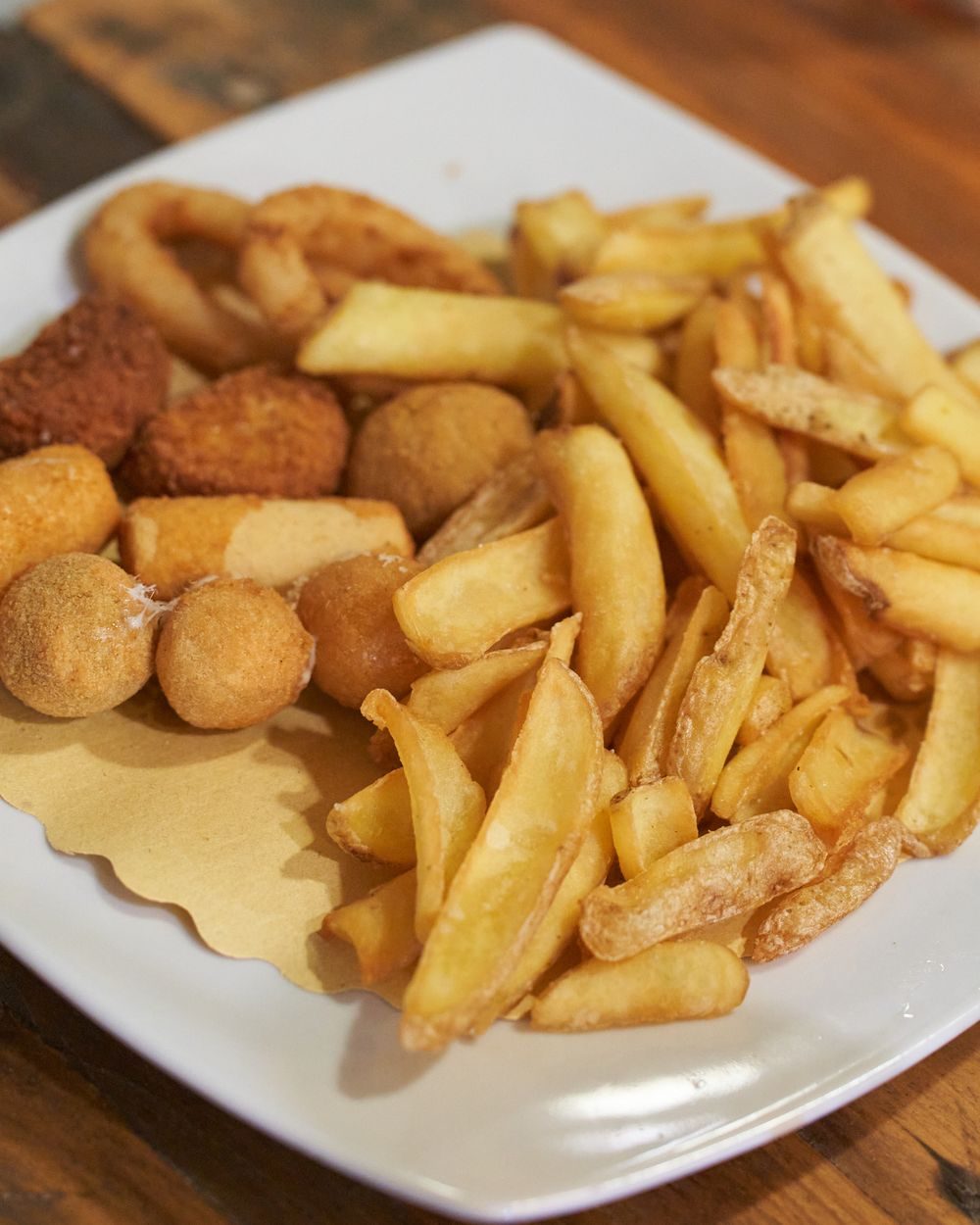 Piatto di fritto misto e patatine
