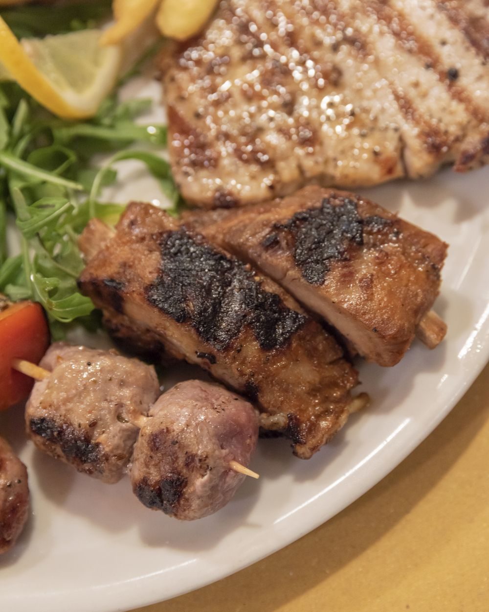Grigliata di carne con spiedini e insalata