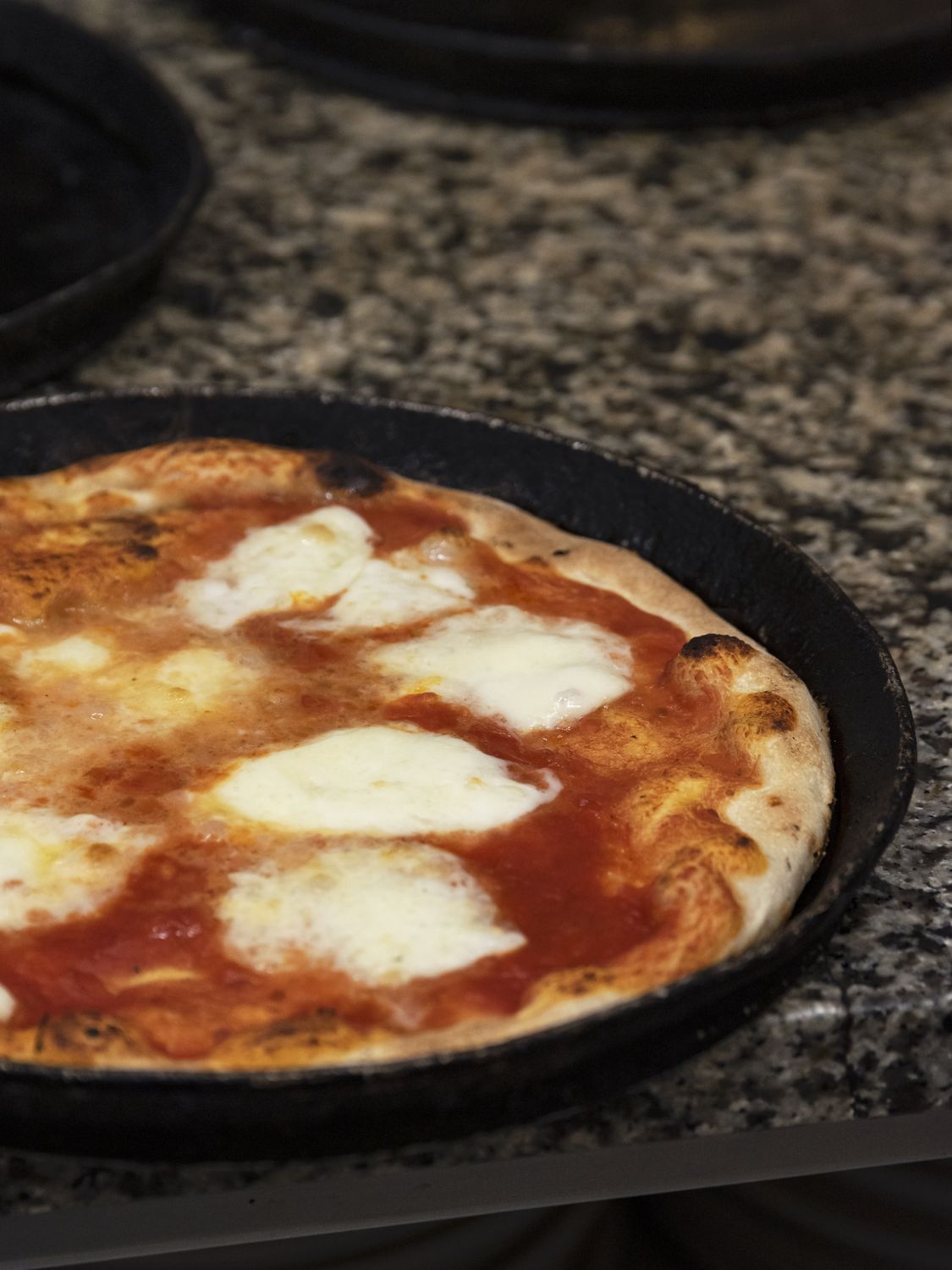 Margherita in teglia appena sfornata