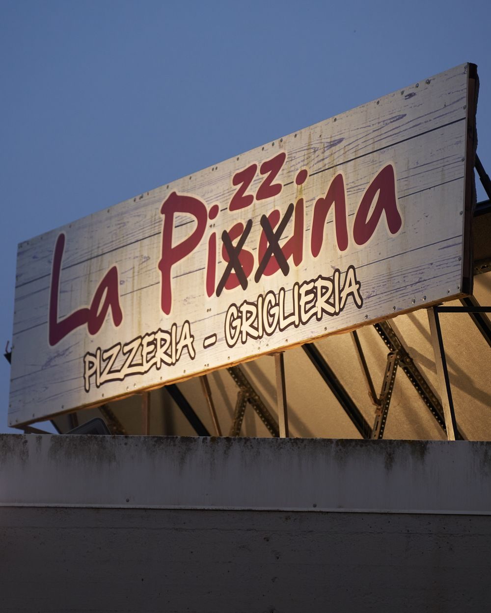 L'insegna de La Pizzina al tramonto