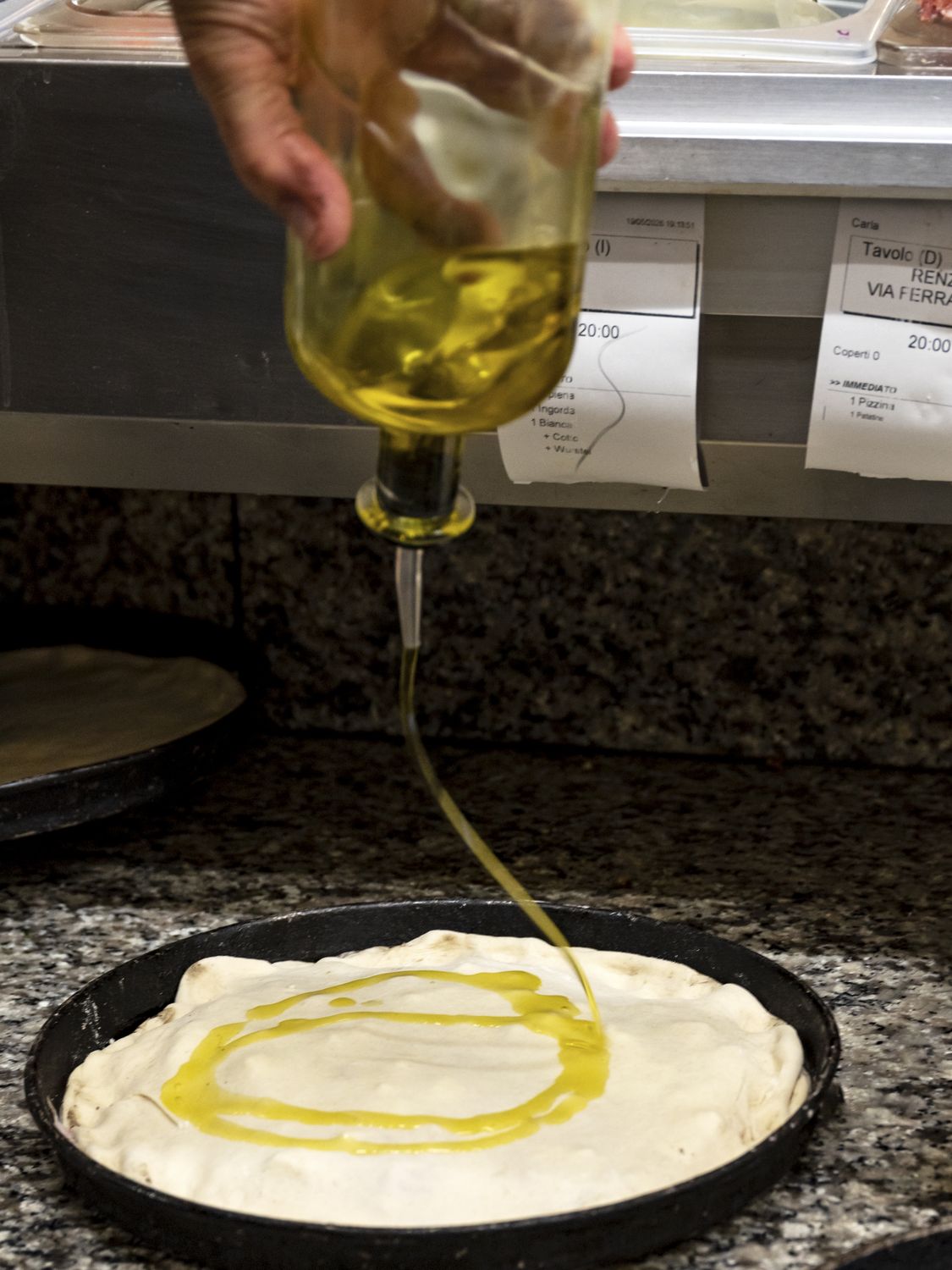 Un filo d'olio sull'impasto