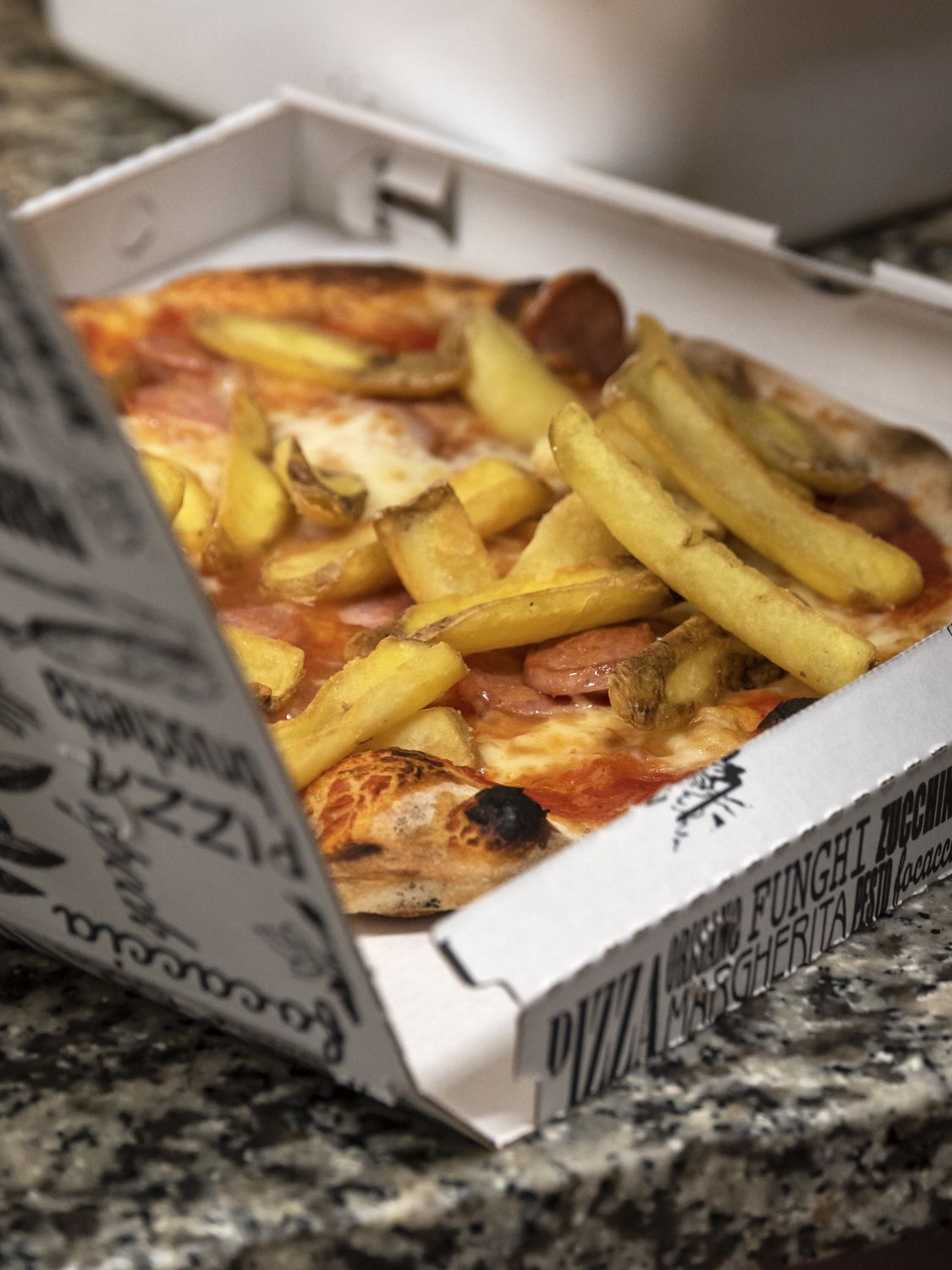 La pizza Pizzina con wurstel e patatine nel cartone