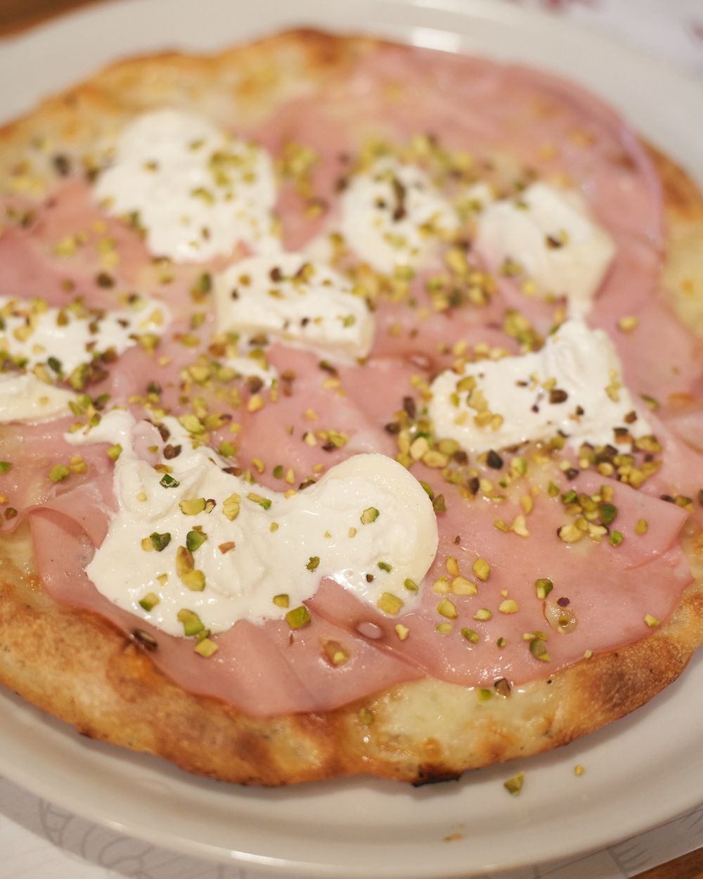 La Romagnola: burrata, mortadella e granella di pistacchio