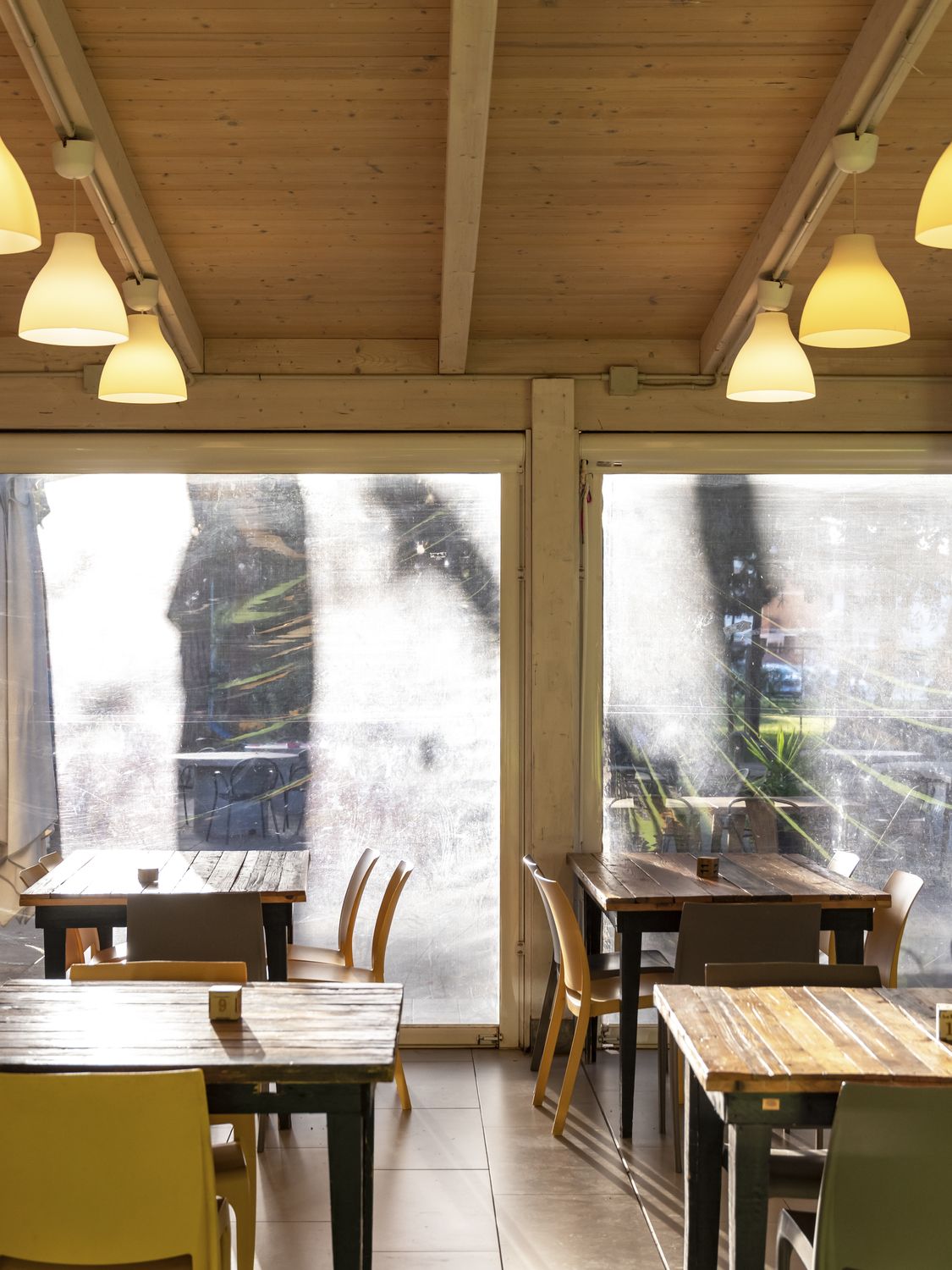 La sala de La Pizzina con le vetrate