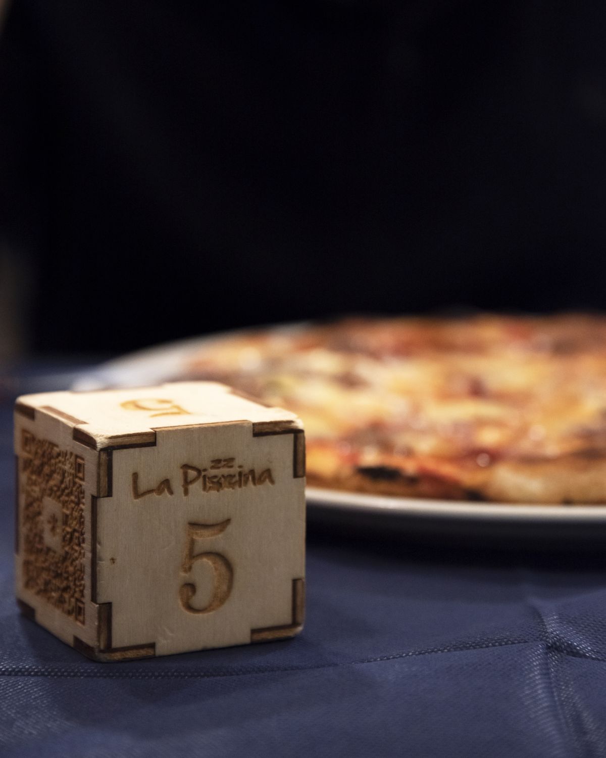Il segnaposto in legno con il logo e il numero del tavolo