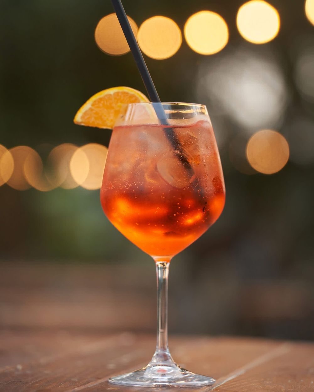 Spritz all'aperto con le luci della sera
