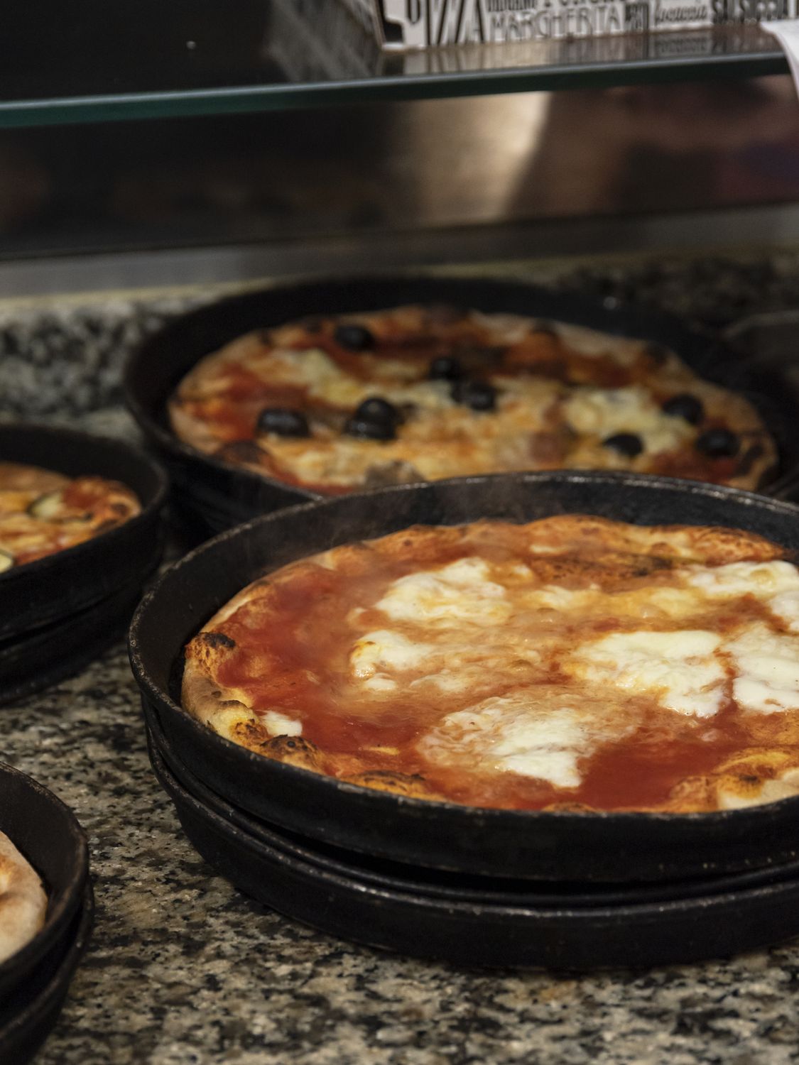 Pizze in teglia pronte da servire