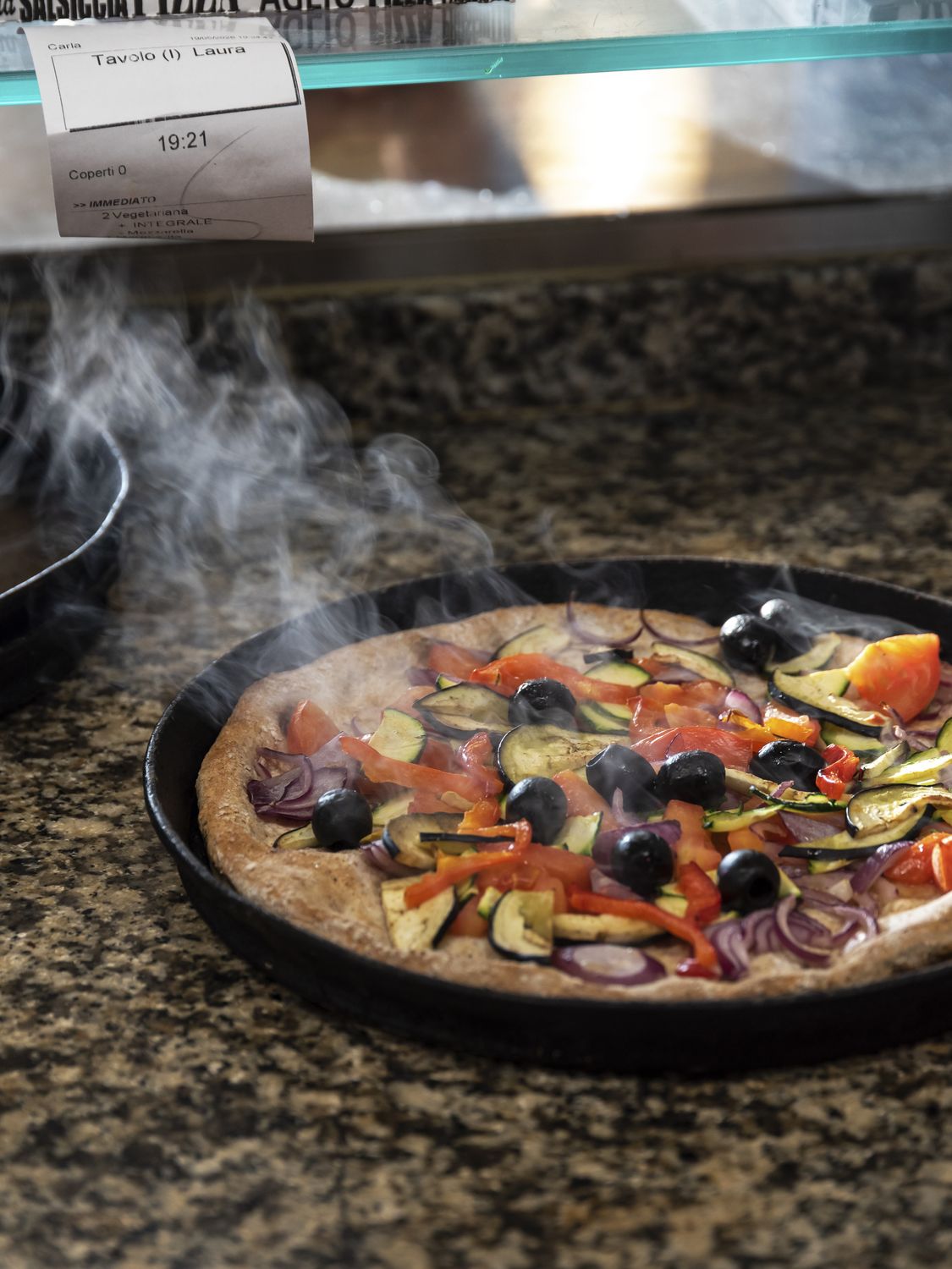 Pizza vegetariana fumante
